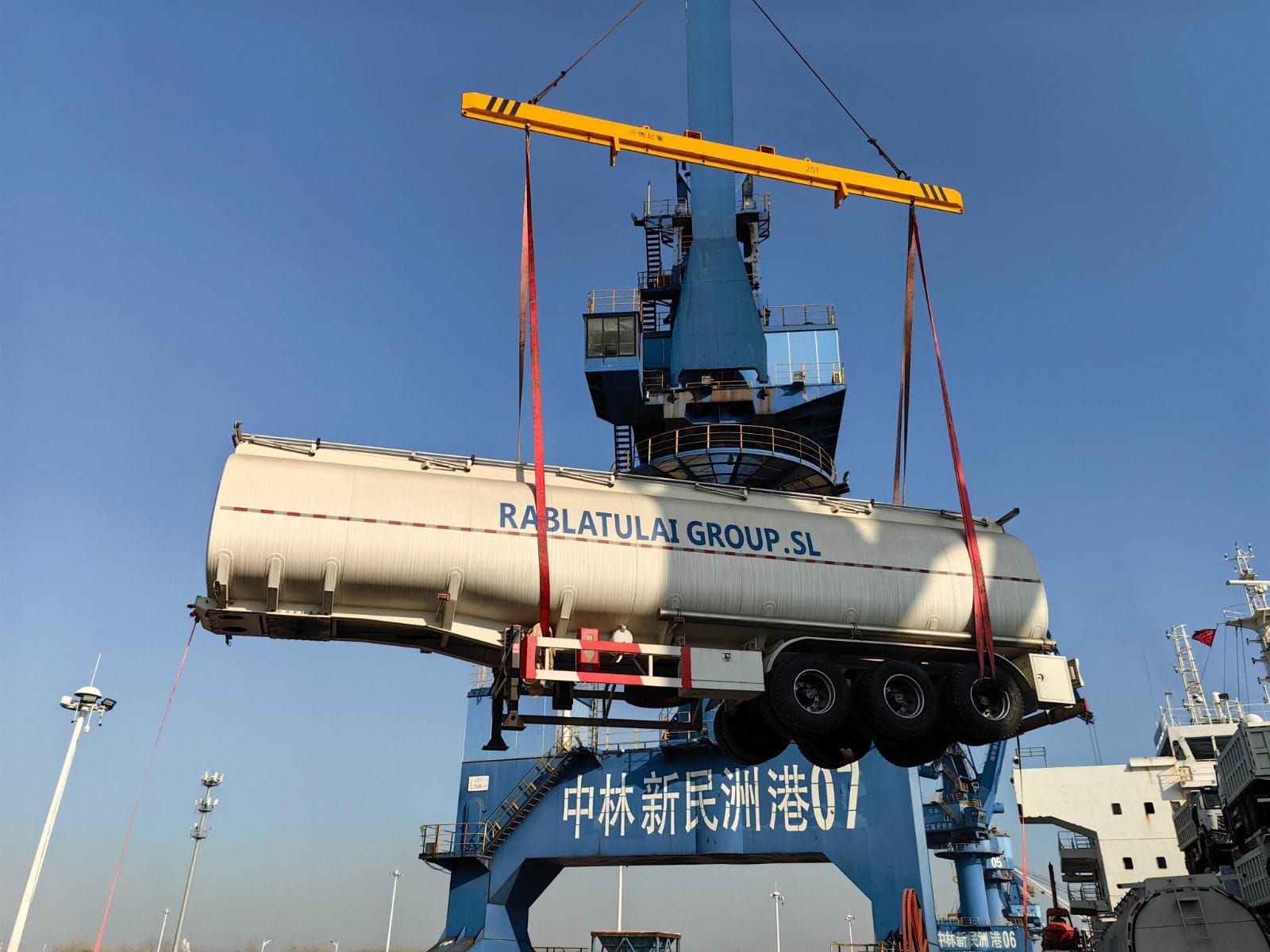 logistics-tanker-lift
